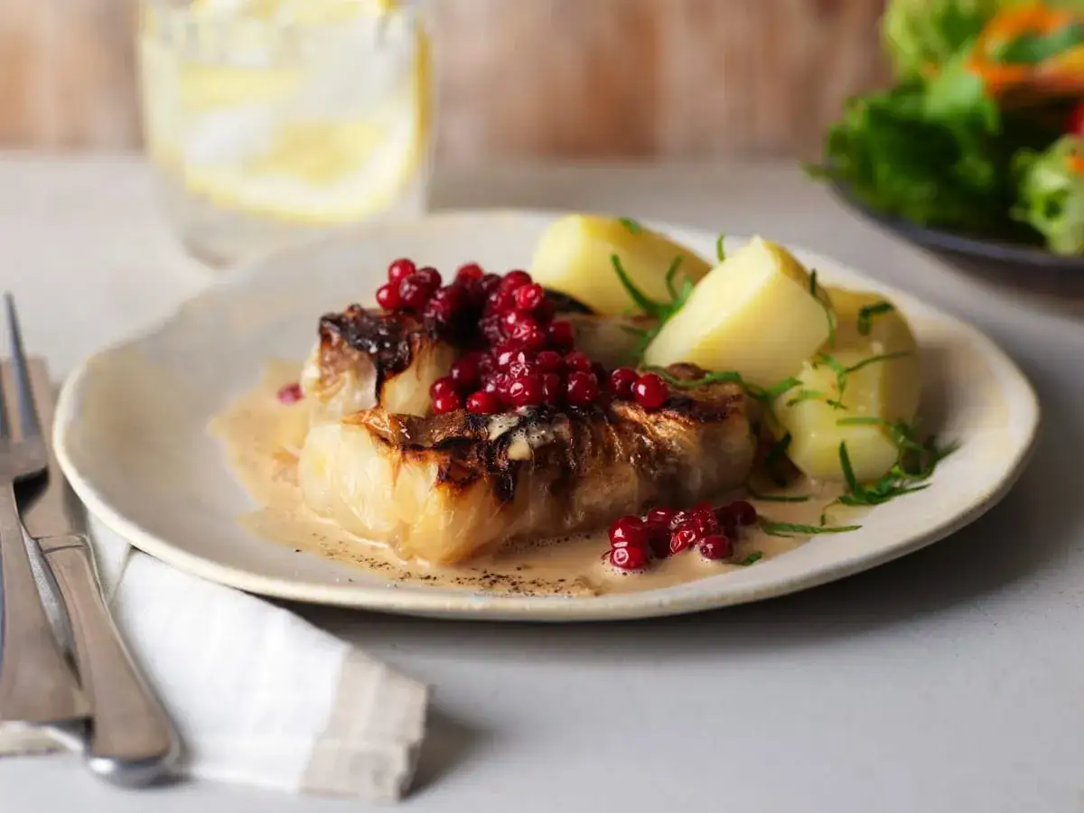 Kåldolmar recept: Läckra kåldolmar med krämig sås, kokt potatis och rårörda lingon. En klassisk svensk rätt.