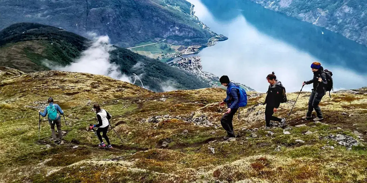 Vandringsresa i Norge med v&auml;nner. F&ouml;lj med p&aring; en fantastisk vandring l&auml;ngs en fjord med hisnande vyer.