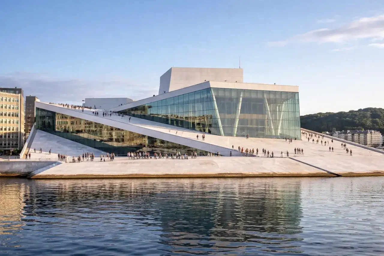 Oslo centrum: Operahuset med sin sluttande takterrass lockar besökare att promenera och njuta av utsikten över vattnet.