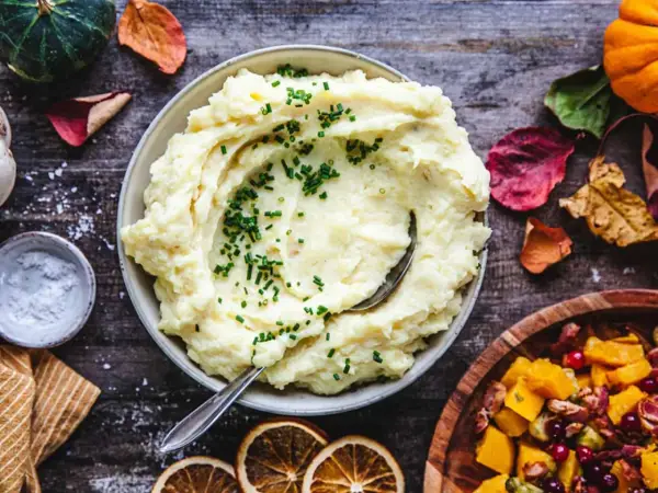 Krämigt potatismos, perfekt för ditt nästa potatismos recept, toppat med gräslök. En härlig höstdukning.