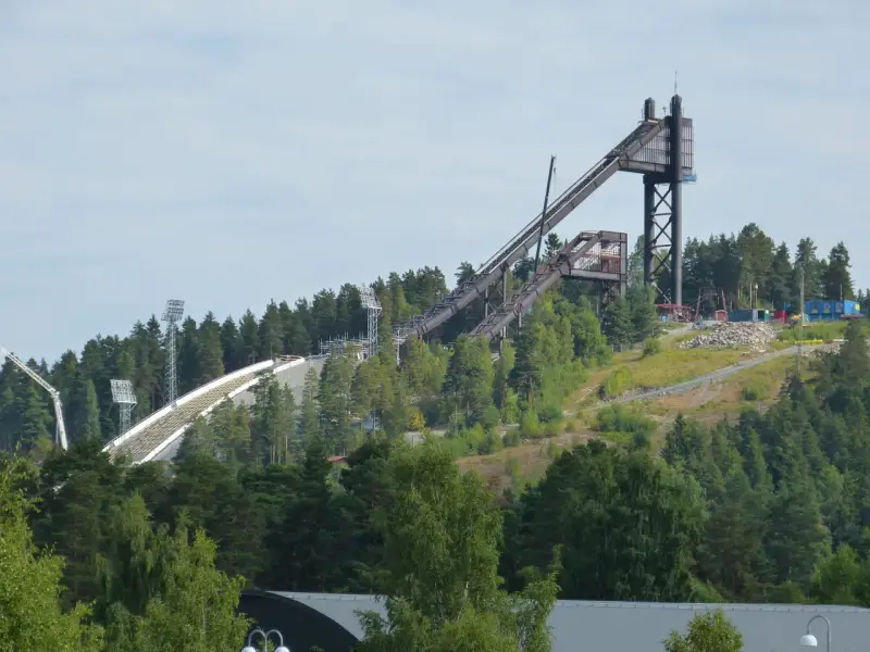 Hoppbacken i Falun, en ikonisk plats för vintersport. Området erbjuder fina vandringsleder falun med utsikt över backen och den omgivande skogen.